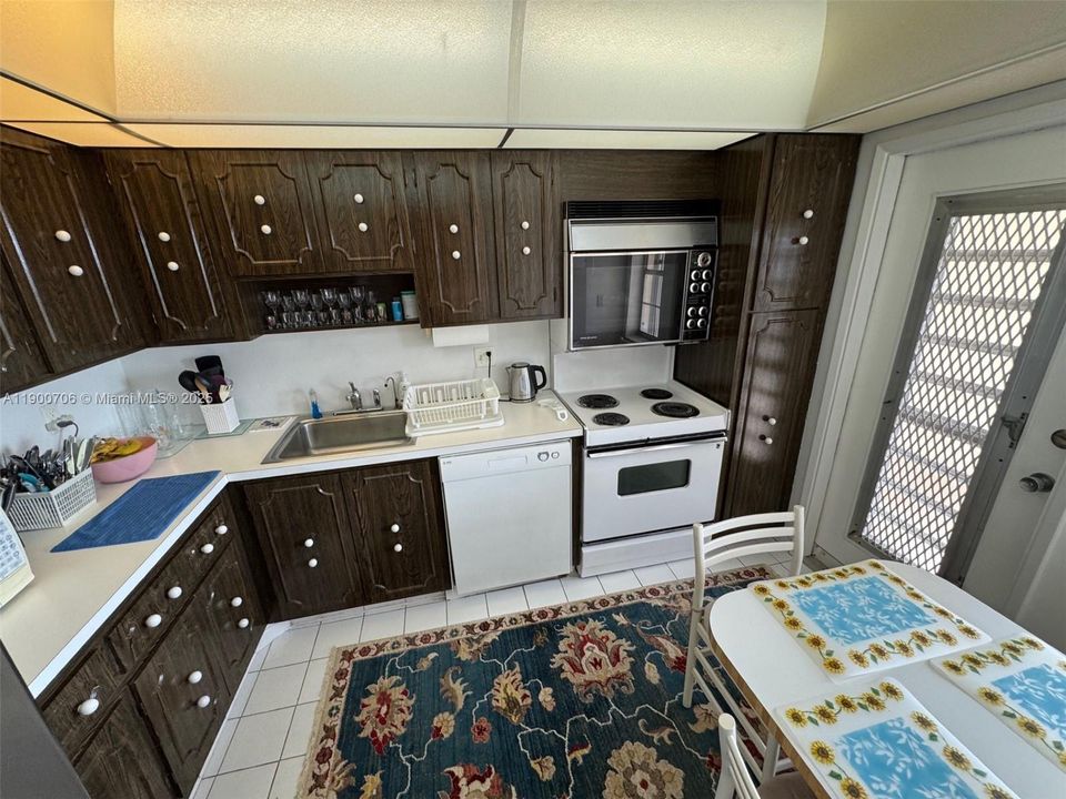 合同活跃: $179,990 (2 贝兹, 2 浴室, 1064 平方英尺)