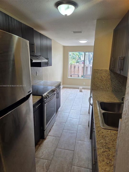 出租: $3,500 (4 贝兹, 2 浴室, 2203 平方英尺)