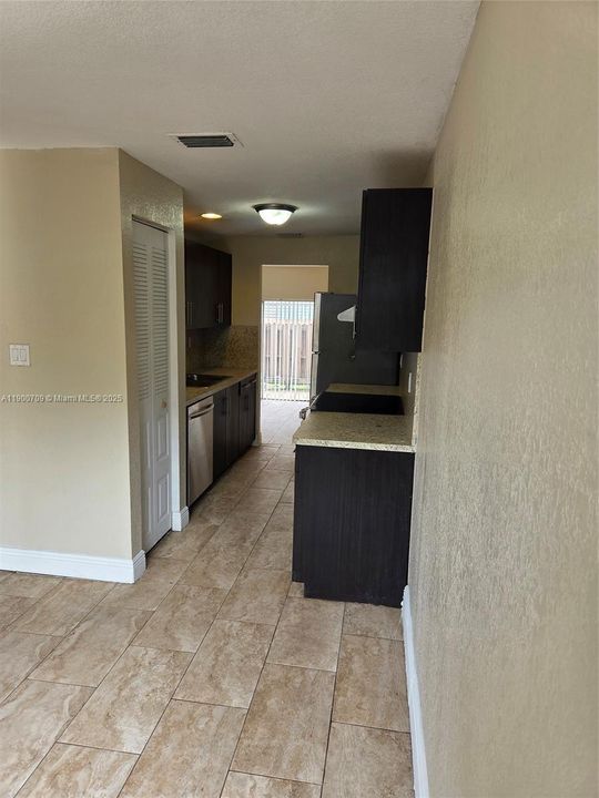 出租: $3,500 (4 贝兹, 2 浴室, 2203 平方英尺)