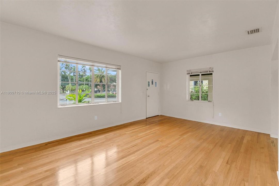 出租: $3,250 (3 贝兹, 1 浴室, 1060 平方英尺)