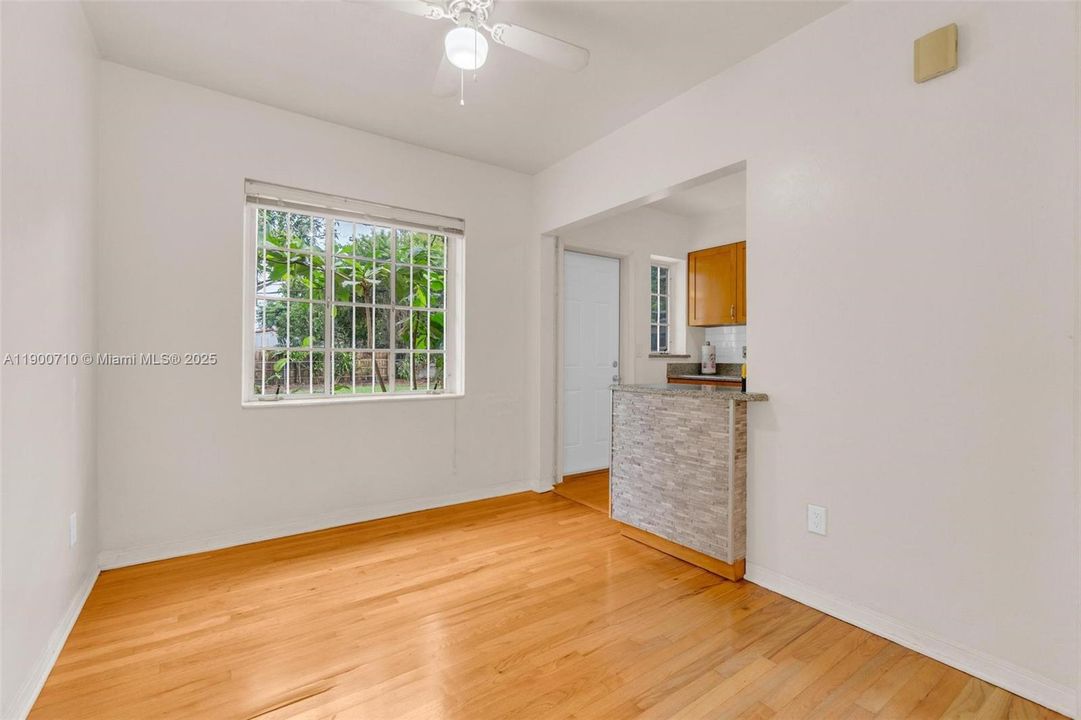 出租: $3,250 (3 贝兹, 1 浴室, 1060 平方英尺)