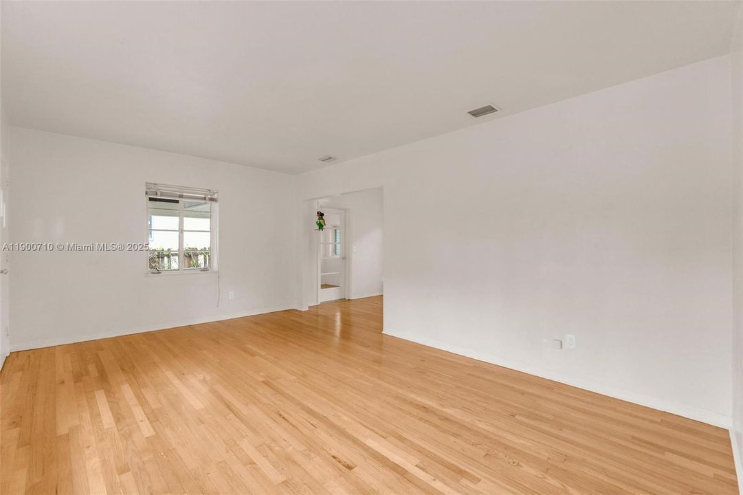 出租: $3,250 (3 贝兹, 1 浴室, 1060 平方英尺)