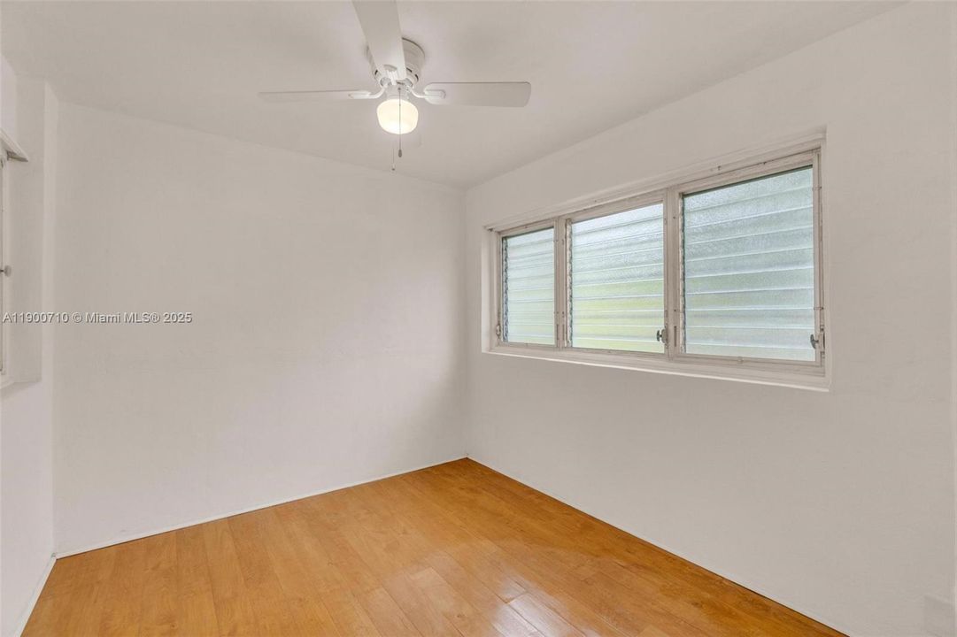 出租: $3,250 (3 贝兹, 1 浴室, 1060 平方英尺)