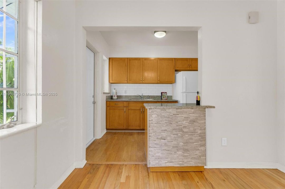 出租: $3,250 (3 贝兹, 1 浴室, 1060 平方英尺)