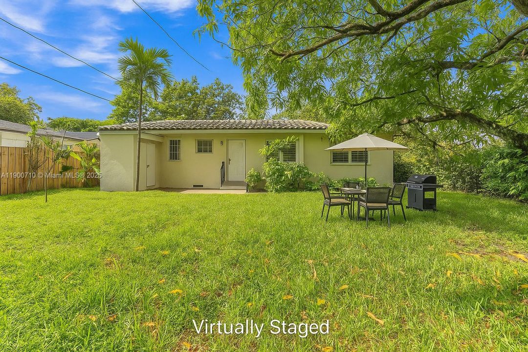 出租: $3,250 (3 贝兹, 1 浴室, 1060 平方英尺)