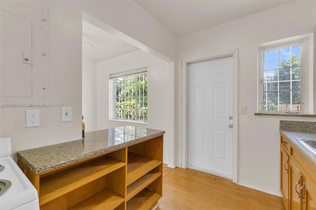 出租: $3,250 (3 贝兹, 1 浴室, 1060 平方英尺)