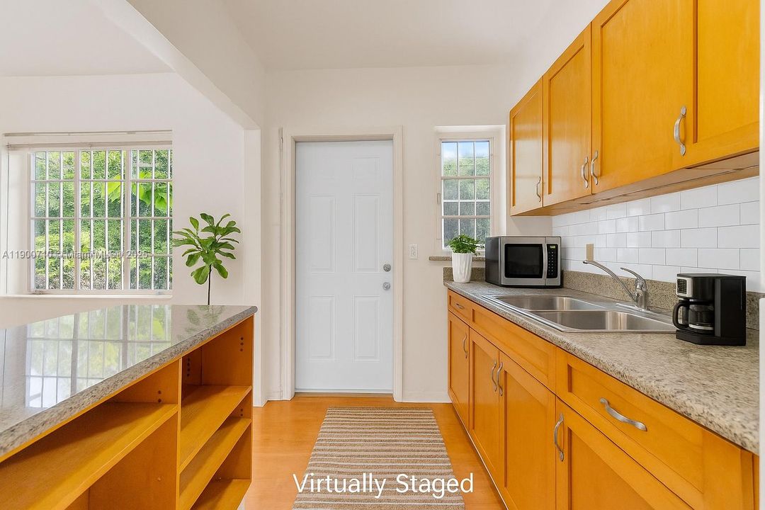 出租: $3,250 (3 贝兹, 1 浴室, 1060 平方英尺)