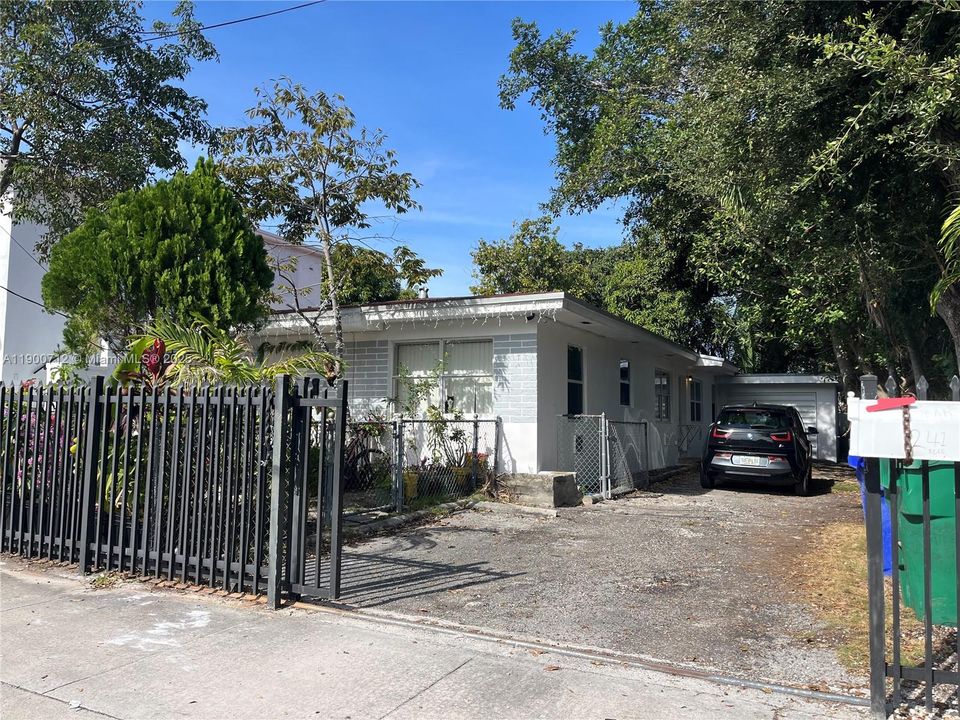 For Sale: $1,150,000 (4 beds, 2 baths, 1708 Square Feet)