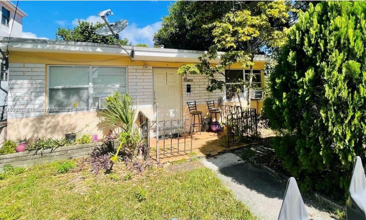 For Sale: $1,150,000 (4 beds, 2 baths, 1708 Square Feet)