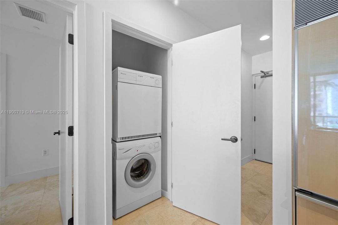 Recently Rented: $4,400 (1 beds, 1 baths, 871 Square Feet)