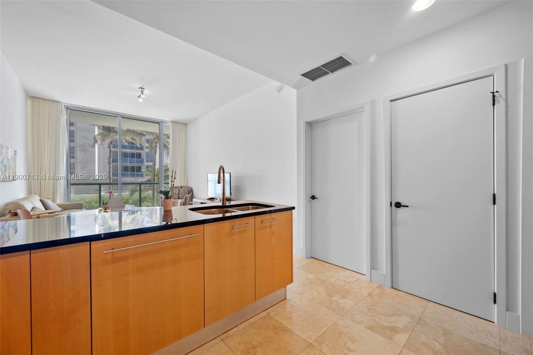 Recently Rented: $4,400 (1 beds, 1 baths, 871 Square Feet)