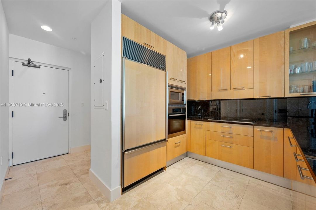 Recently Rented: $4,400 (1 beds, 1 baths, 871 Square Feet)