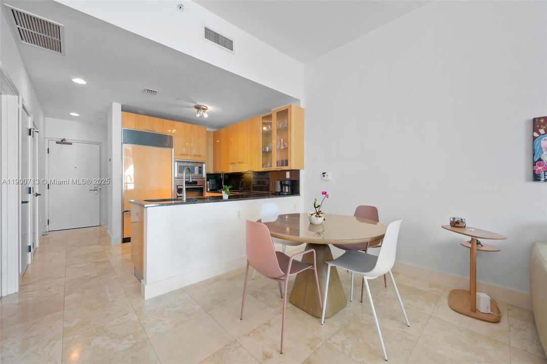 Recently Rented: $4,400 (1 beds, 1 baths, 871 Square Feet)