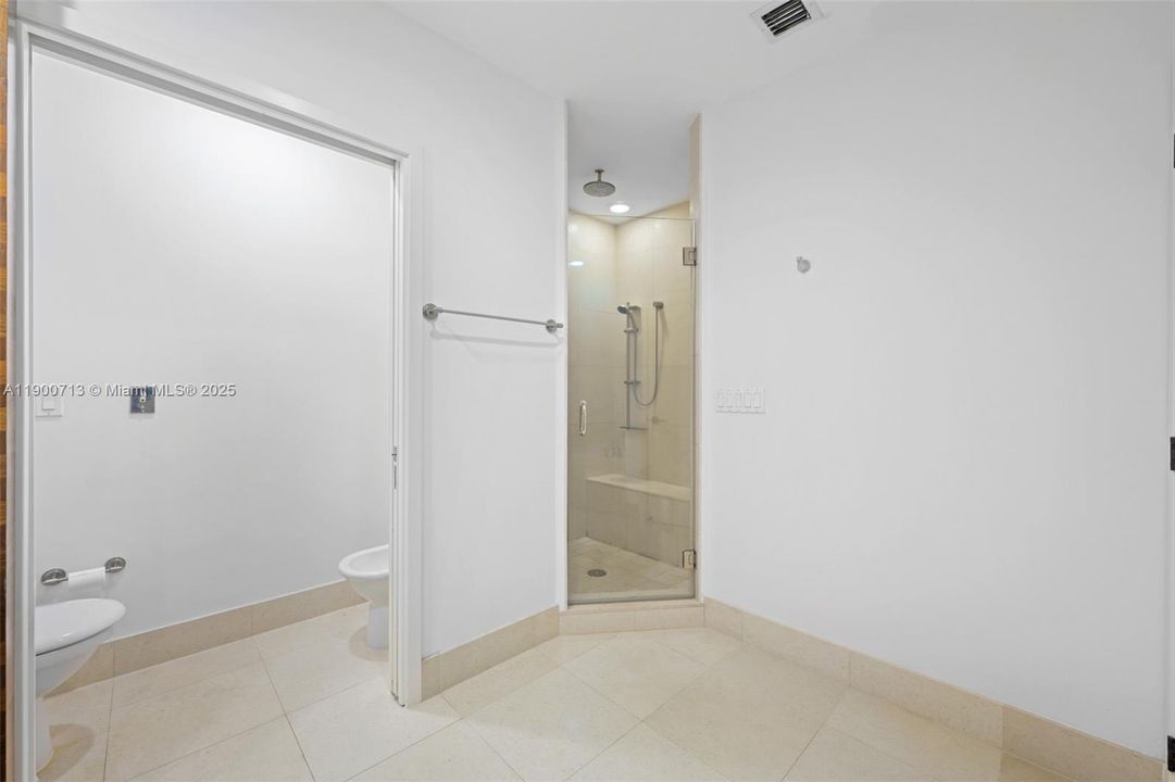 Recently Rented: $4,400 (1 beds, 1 baths, 871 Square Feet)