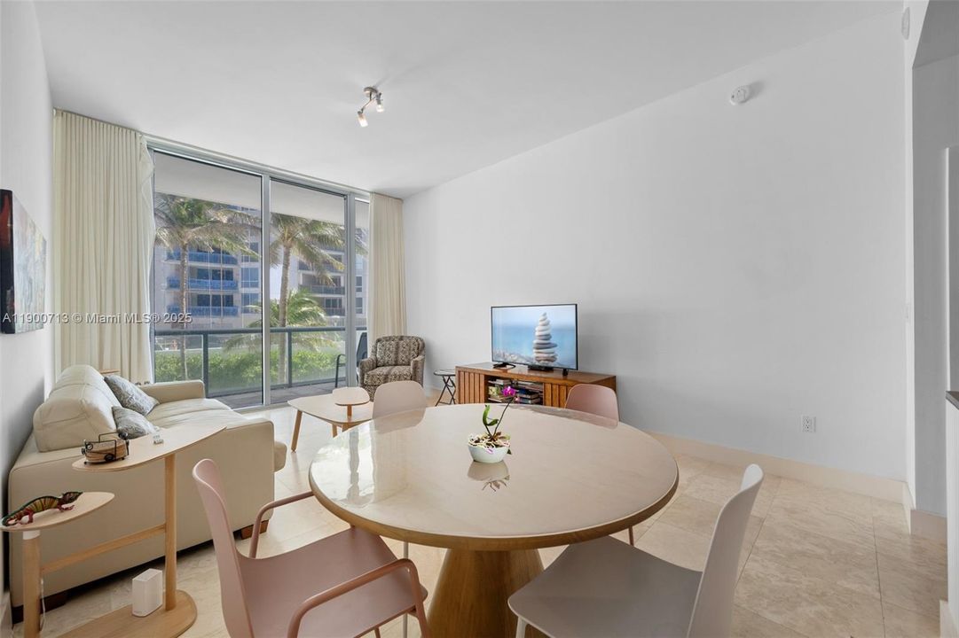 Recently Rented: $4,400 (1 beds, 1 baths, 871 Square Feet)