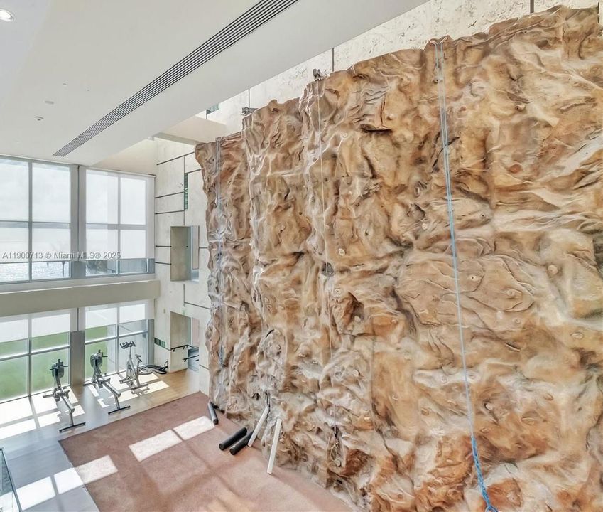 Recently Rented: $4,400 (1 beds, 1 baths, 871 Square Feet)