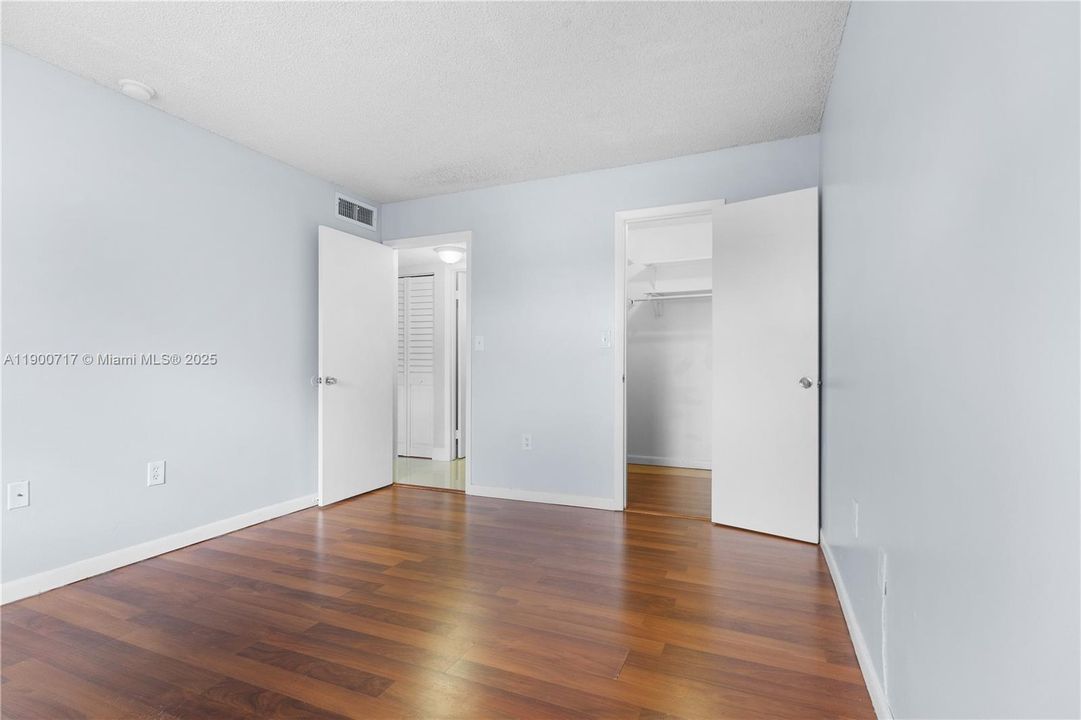 For Sale: $259,990 (2 beds, 1 baths, 867 Square Feet)