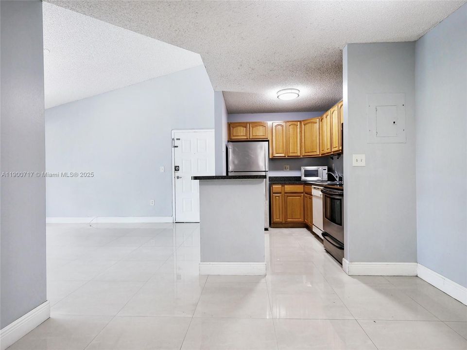 For Sale: $259,990 (2 beds, 1 baths, 867 Square Feet)