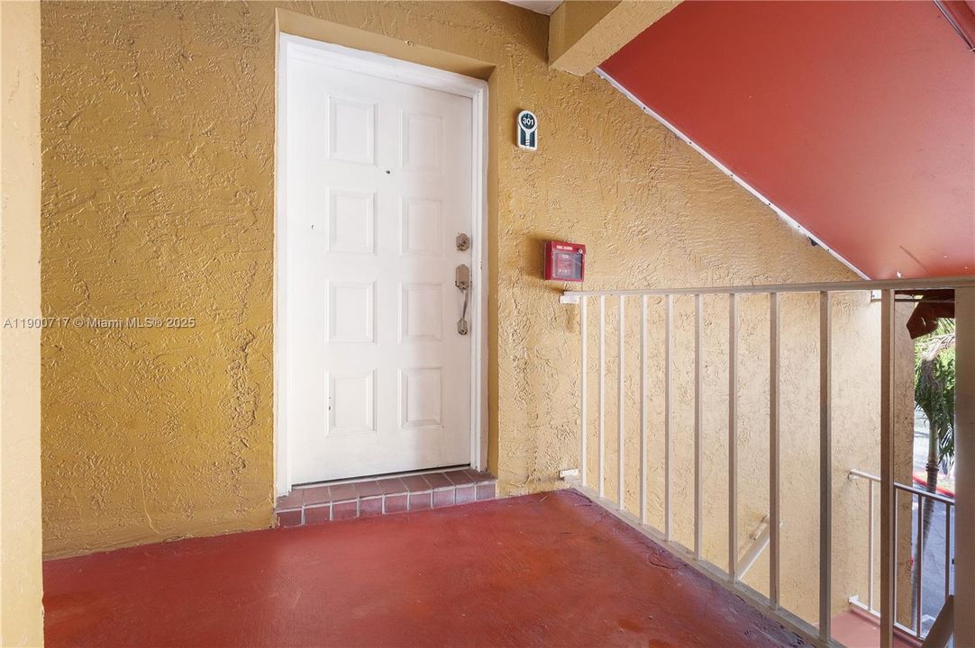 For Sale: $259,990 (2 beds, 1 baths, 867 Square Feet)