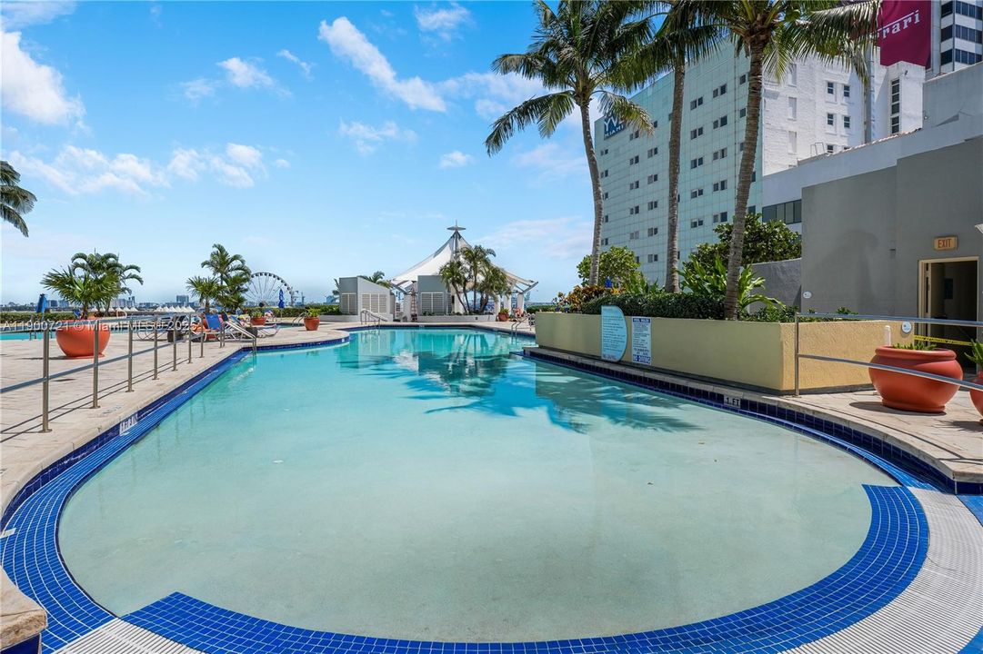 For Sale: $420,000 (1 beds, 1 baths, 806 Square Feet)