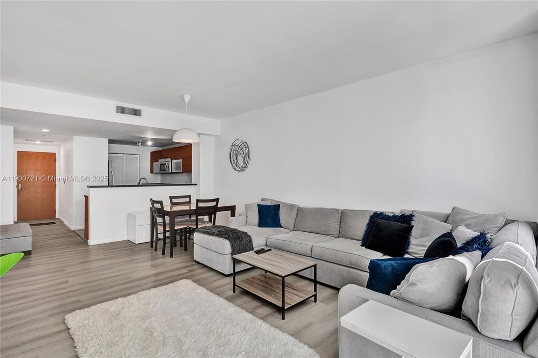 For Sale: $420,000 (1 beds, 1 baths, 806 Square Feet)