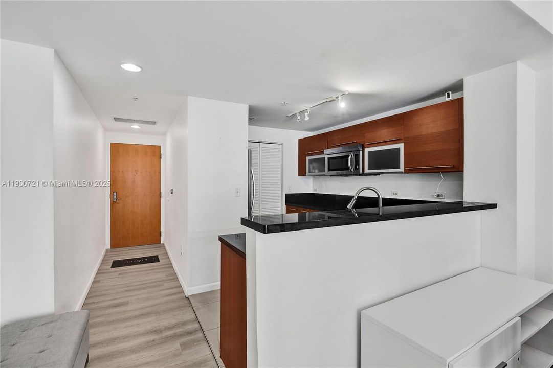 For Sale: $420,000 (1 beds, 1 baths, 806 Square Feet)