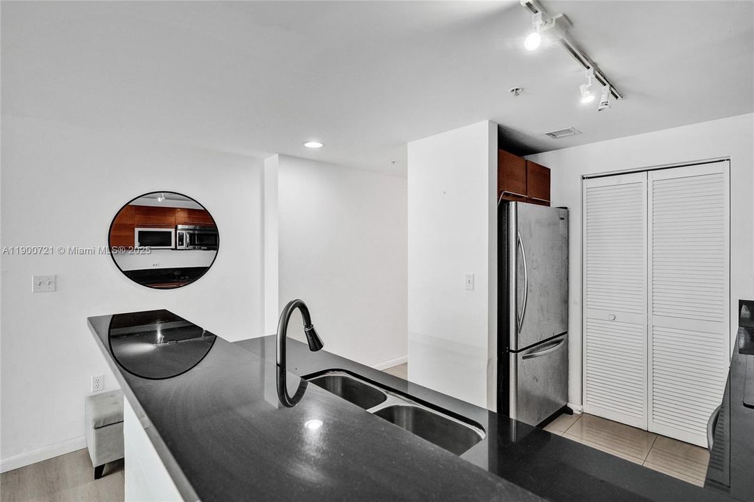 For Sale: $420,000 (1 beds, 1 baths, 806 Square Feet)