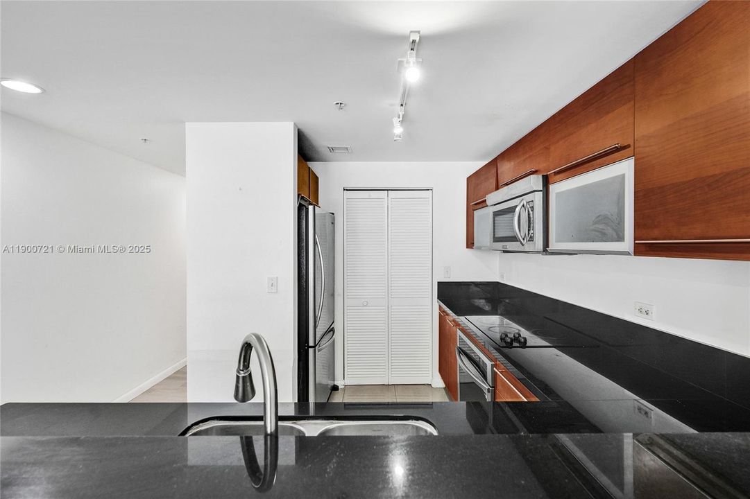 For Sale: $420,000 (1 beds, 1 baths, 806 Square Feet)