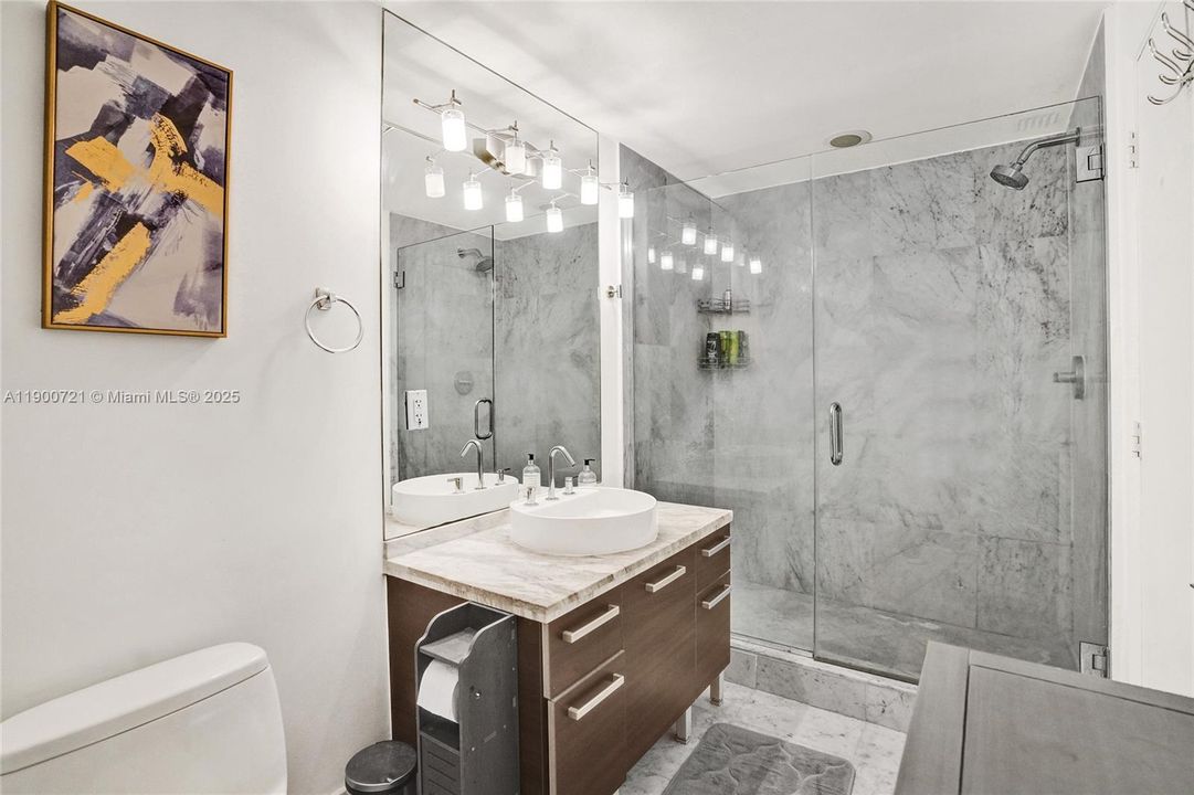 For Sale: $420,000 (1 beds, 1 baths, 806 Square Feet)