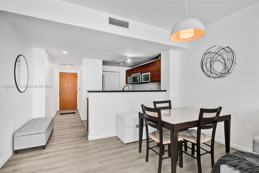 For Sale: $420,000 (1 beds, 1 baths, 806 Square Feet)