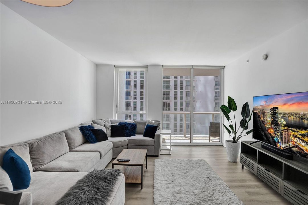 For Sale: $420,000 (1 beds, 1 baths, 806 Square Feet)