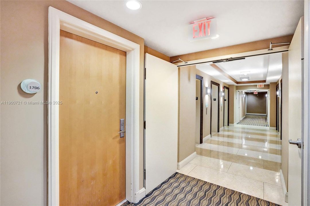 For Sale: $420,000 (1 beds, 1 baths, 806 Square Feet)