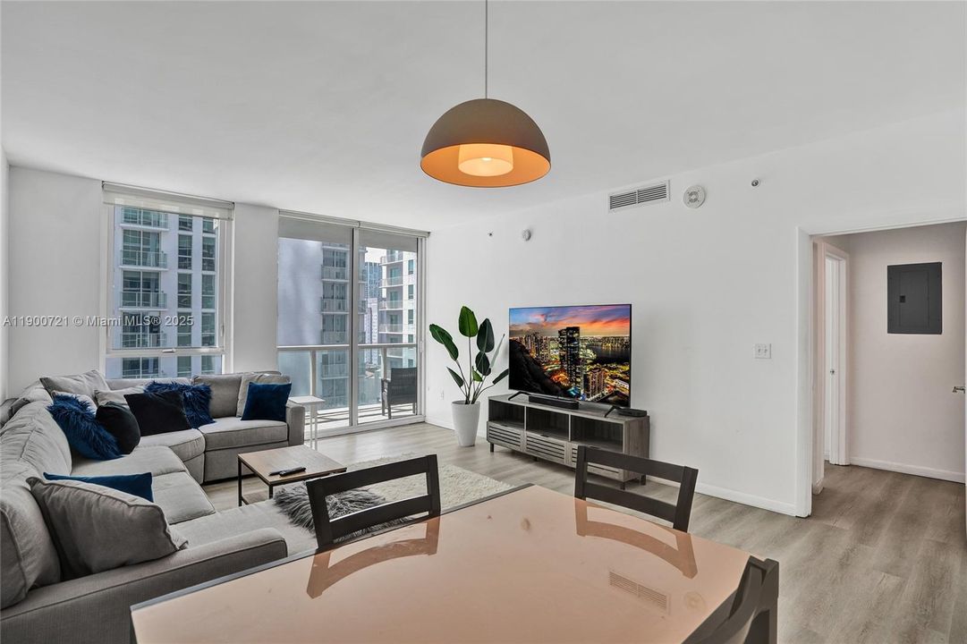 For Sale: $420,000 (1 beds, 1 baths, 806 Square Feet)