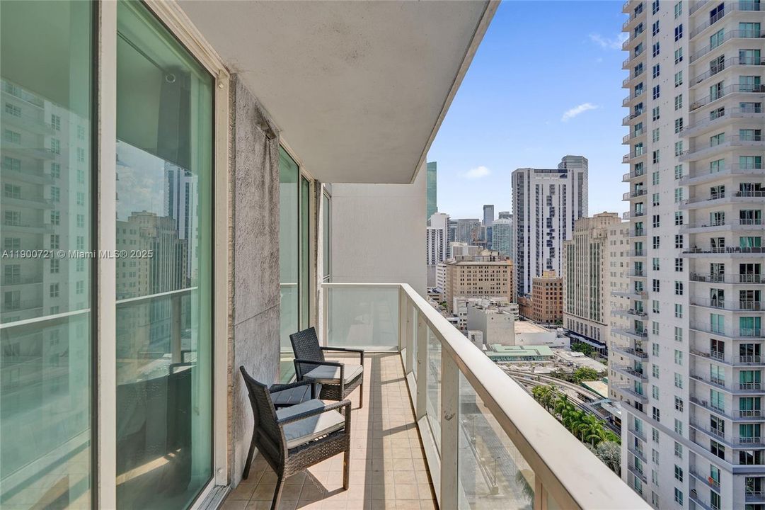 For Sale: $420,000 (1 beds, 1 baths, 806 Square Feet)