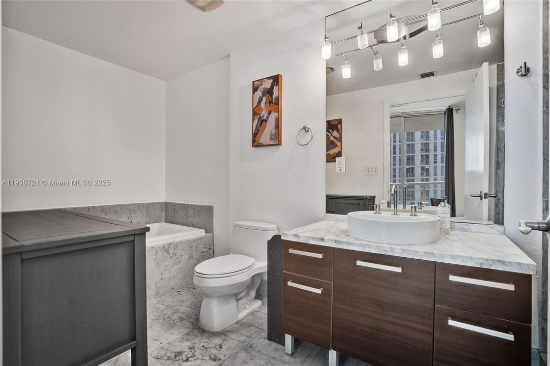 For Sale: $420,000 (1 beds, 1 baths, 806 Square Feet)