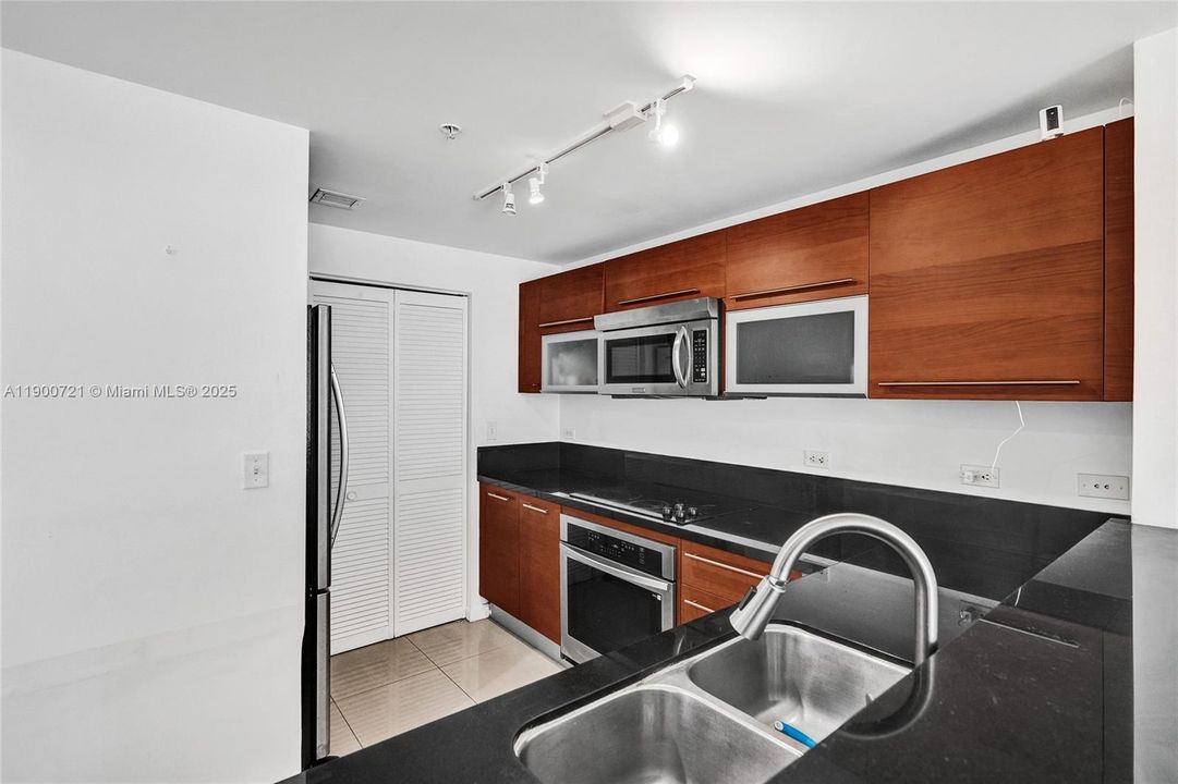 For Sale: $420,000 (1 beds, 1 baths, 806 Square Feet)