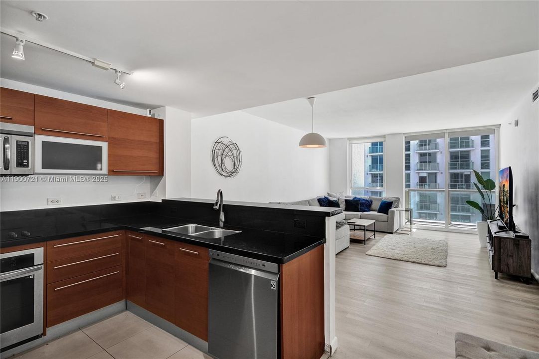 For Sale: $420,000 (1 beds, 1 baths, 806 Square Feet)