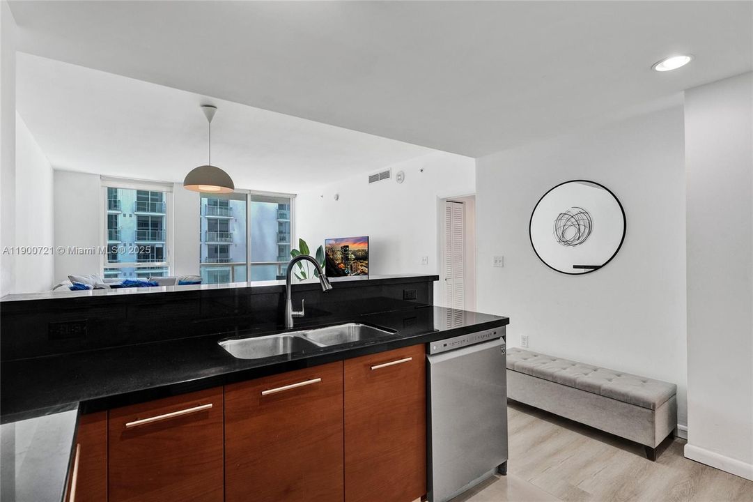 For Sale: $420,000 (1 beds, 1 baths, 806 Square Feet)