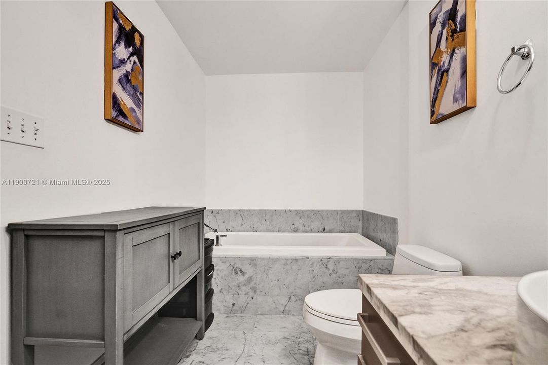 For Sale: $420,000 (1 beds, 1 baths, 806 Square Feet)