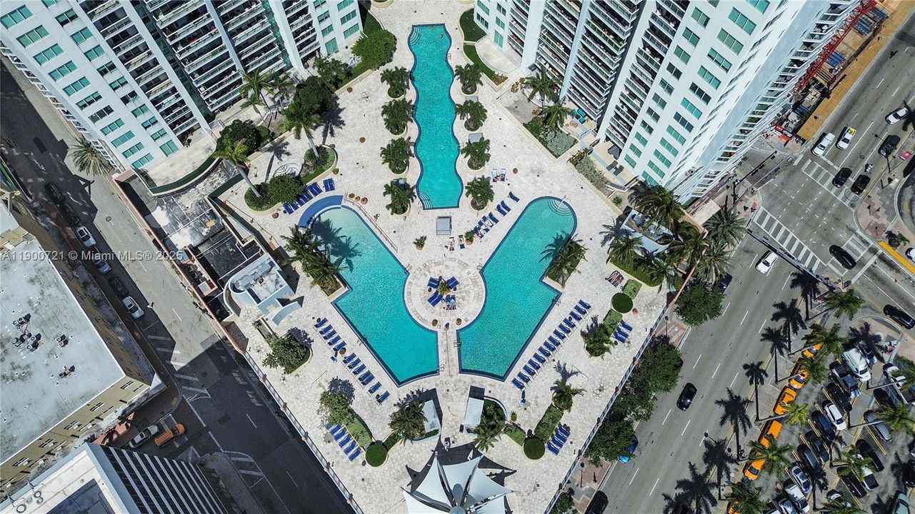 For Sale: $420,000 (1 beds, 1 baths, 806 Square Feet)