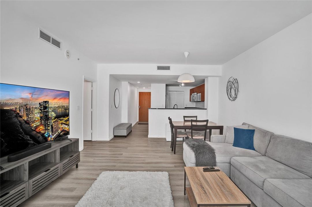 For Sale: $420,000 (1 beds, 1 baths, 806 Square Feet)