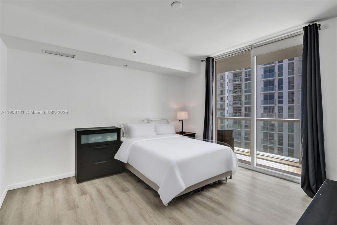 For Sale: $420,000 (1 beds, 1 baths, 806 Square Feet)