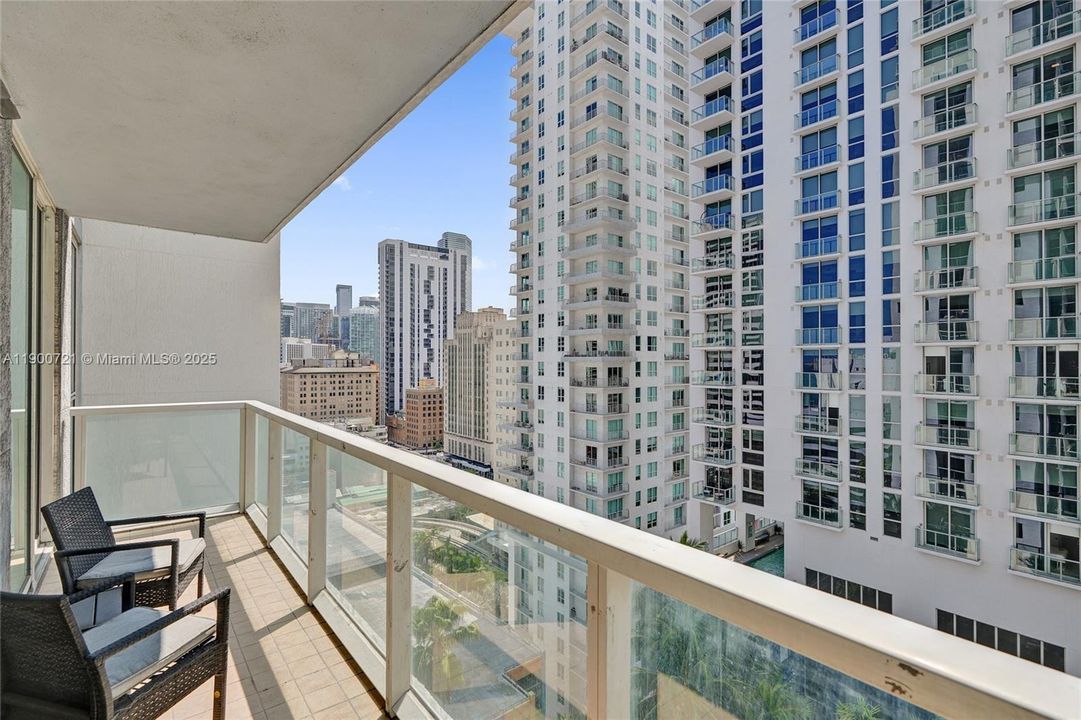 For Sale: $420,000 (1 beds, 1 baths, 806 Square Feet)