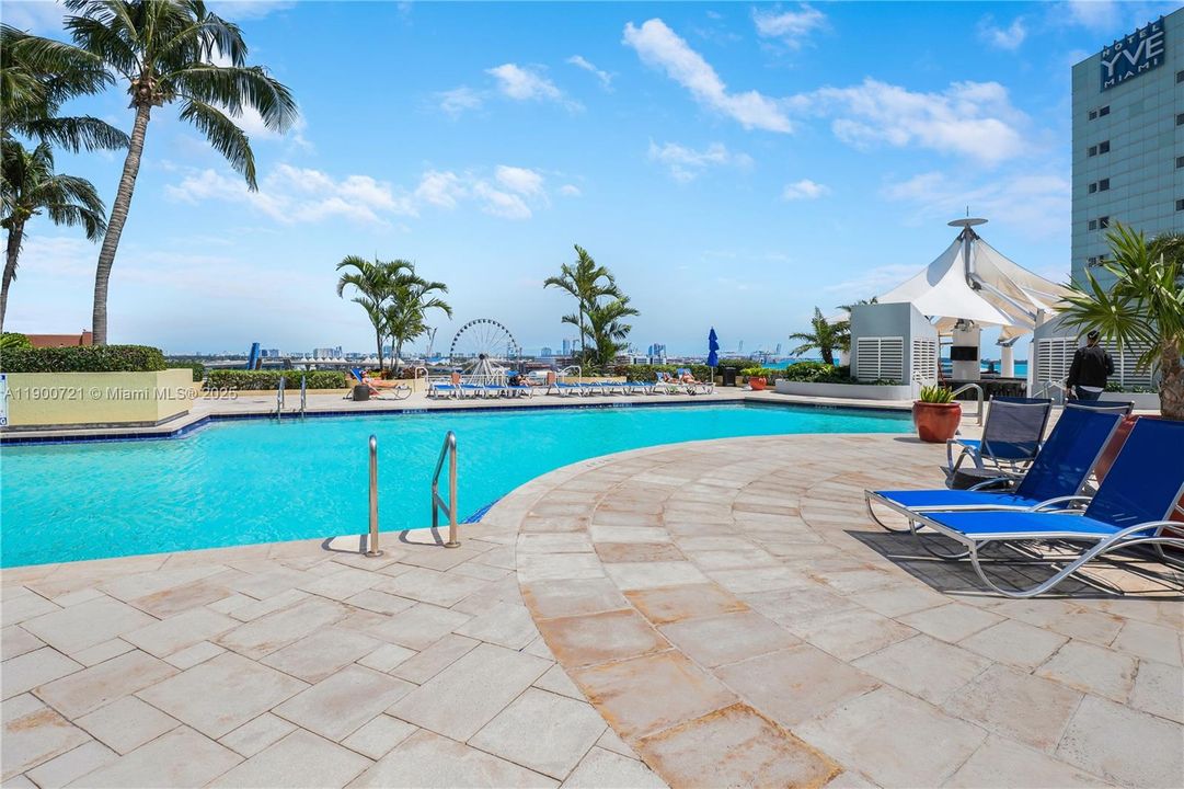 For Sale: $420,000 (1 beds, 1 baths, 806 Square Feet)