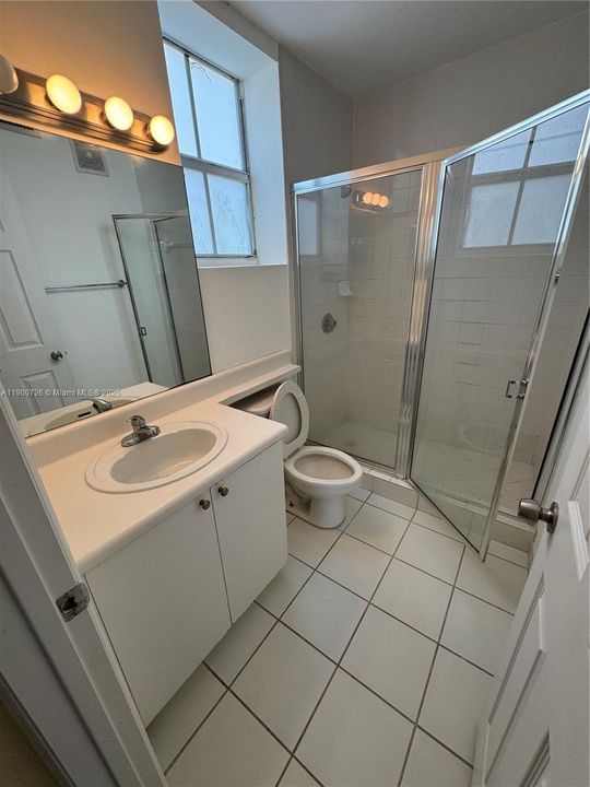 For Sale: $285,000 (2 beds, 2 baths, 916 Square Feet)