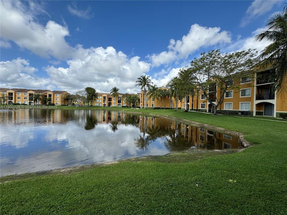 For Sale: $285,000 (2 beds, 2 baths, 916 Square Feet)