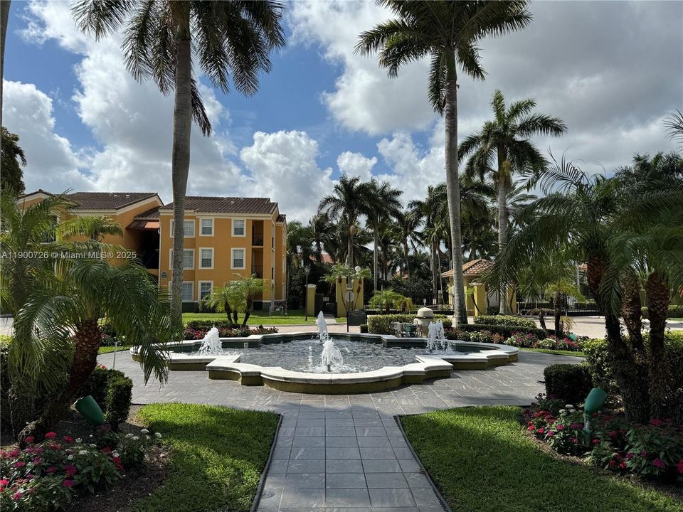 For Sale: $285,000 (2 beds, 2 baths, 916 Square Feet)