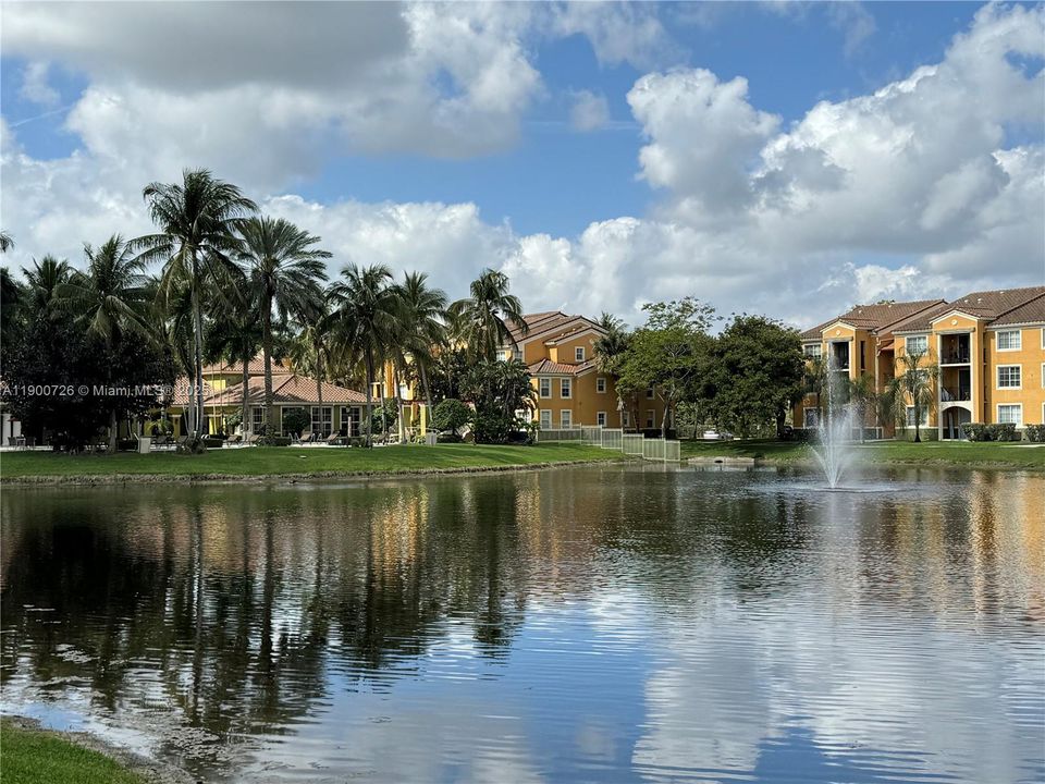 For Sale: $285,000 (2 beds, 2 baths, 916 Square Feet)