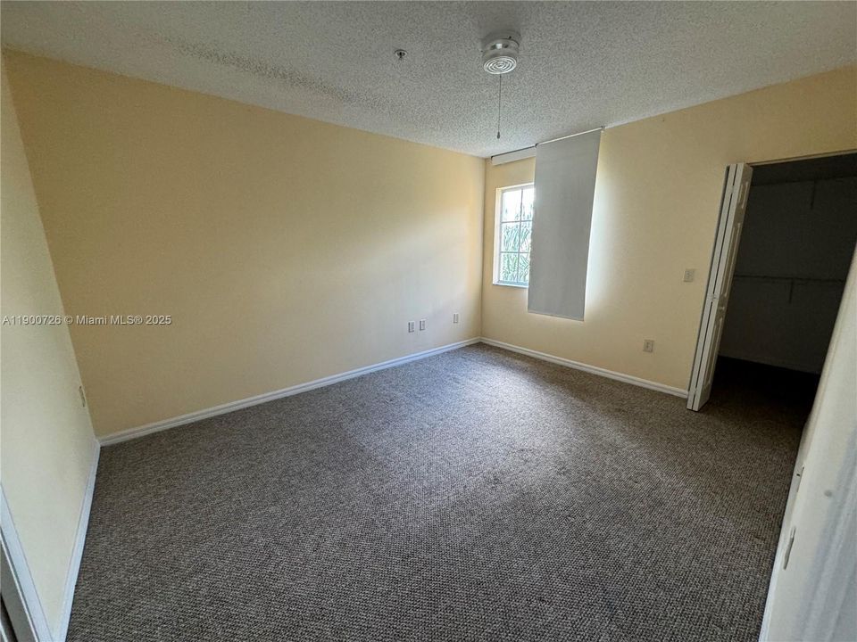 For Sale: $285,000 (2 beds, 2 baths, 916 Square Feet)