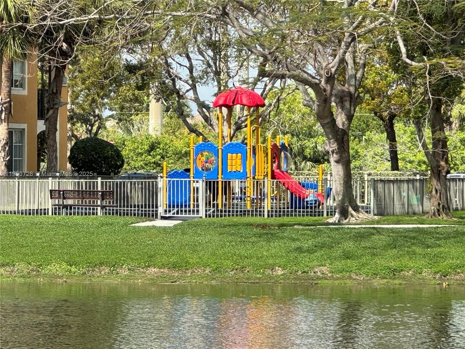 For Sale: $285,000 (2 beds, 2 baths, 916 Square Feet)